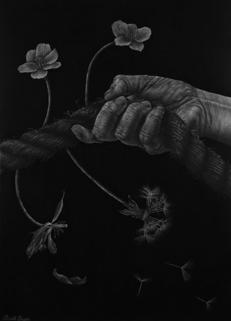 Een hand die een touw vasthoudt, omringd door bloemen en bladeren op een donkere achtergrond.